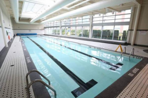 Beautiful 1 BR in the Heart of Downtown: Parking, Pool & Gym
